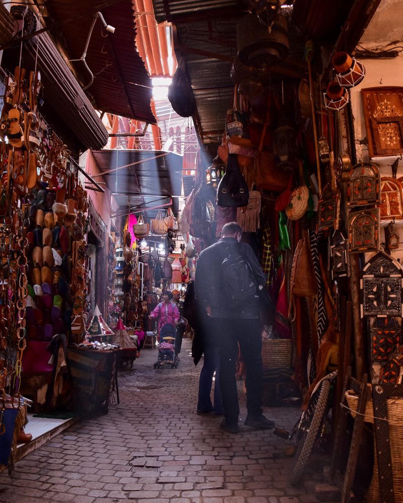 souk tradicional de couro em marrakech marrocos