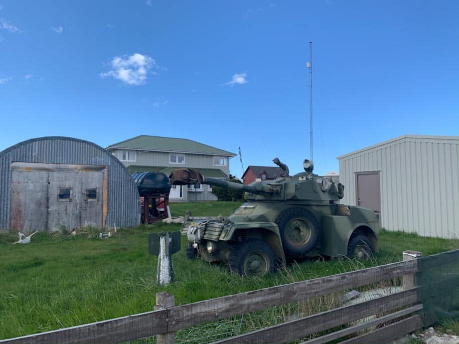 canhão guerra de 1982 no quintal de casa em stanley