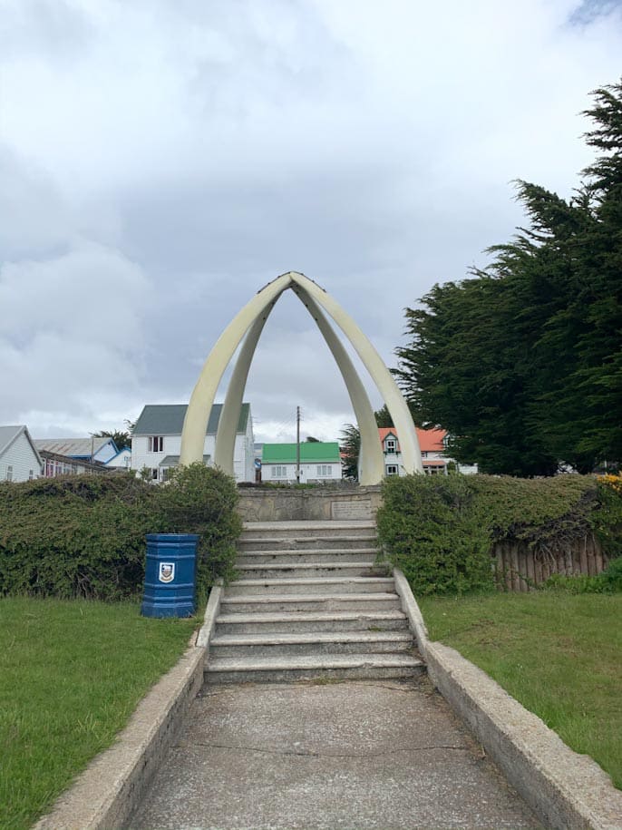 monumento na porta da igreja de stanley, nas ilhas malvinas