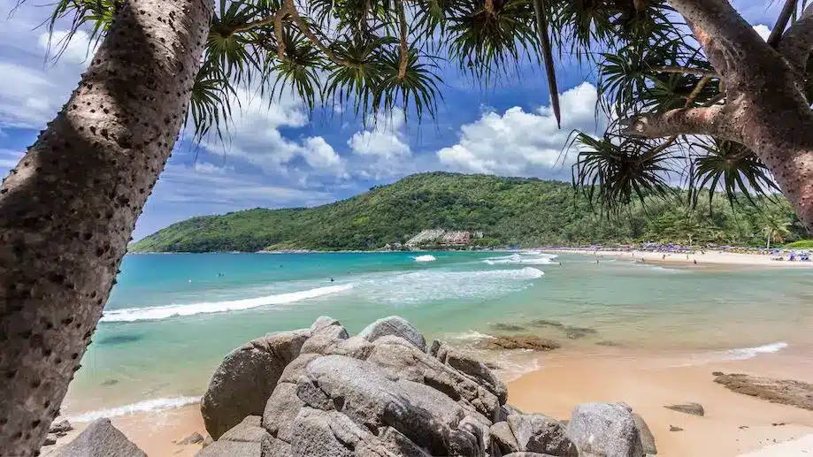 Nai Harn, praia de Phuket com vários opções de hotéis e resorts