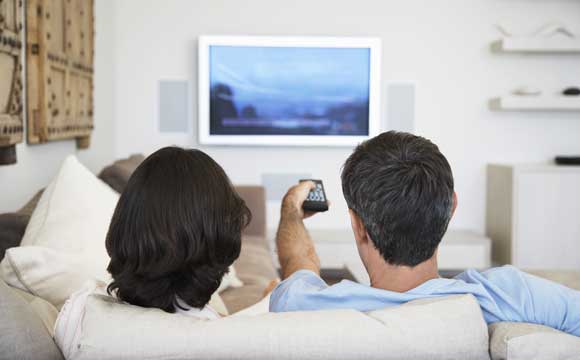 serviços gratuitos coronavírus casal vendo tv