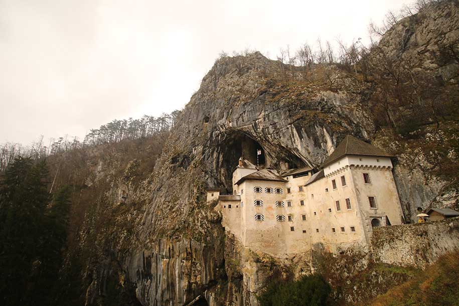 castelo em meios a rochas, em predjama