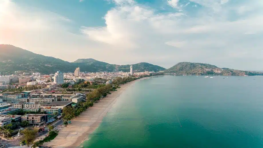 Onde ficar em Phuket: vista aérea de Patong Beach