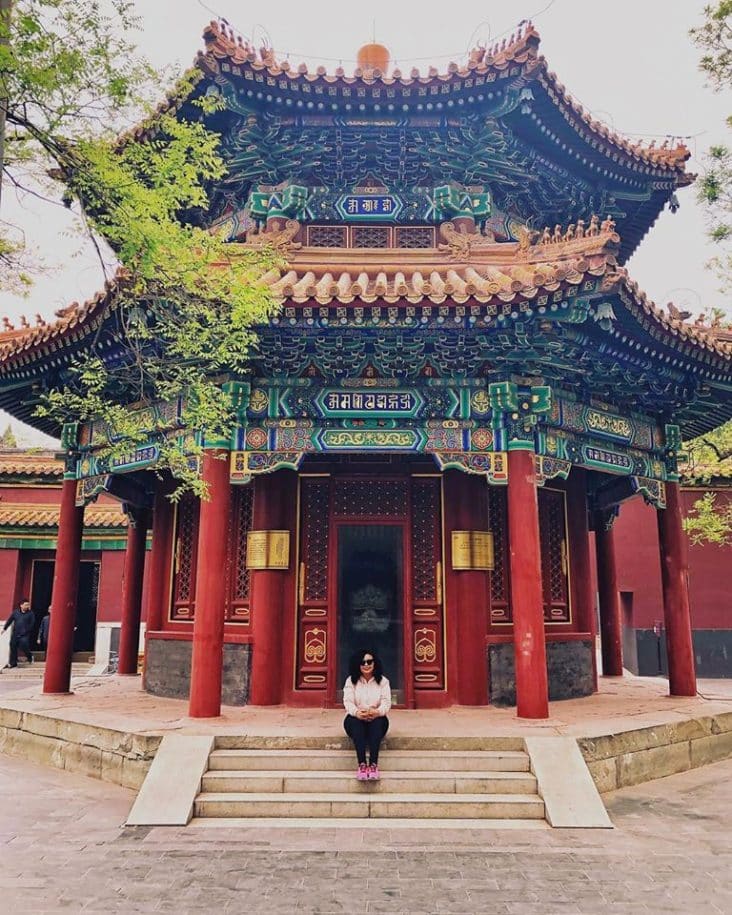 templo mulher negra sentada na escada em pequim