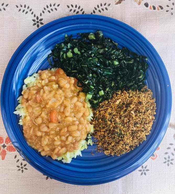 almoço saudável com grãos, verduras e legumes