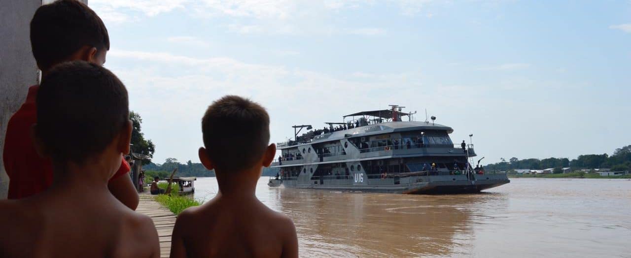 crianças olhando navio assistencia da marinha do brasil