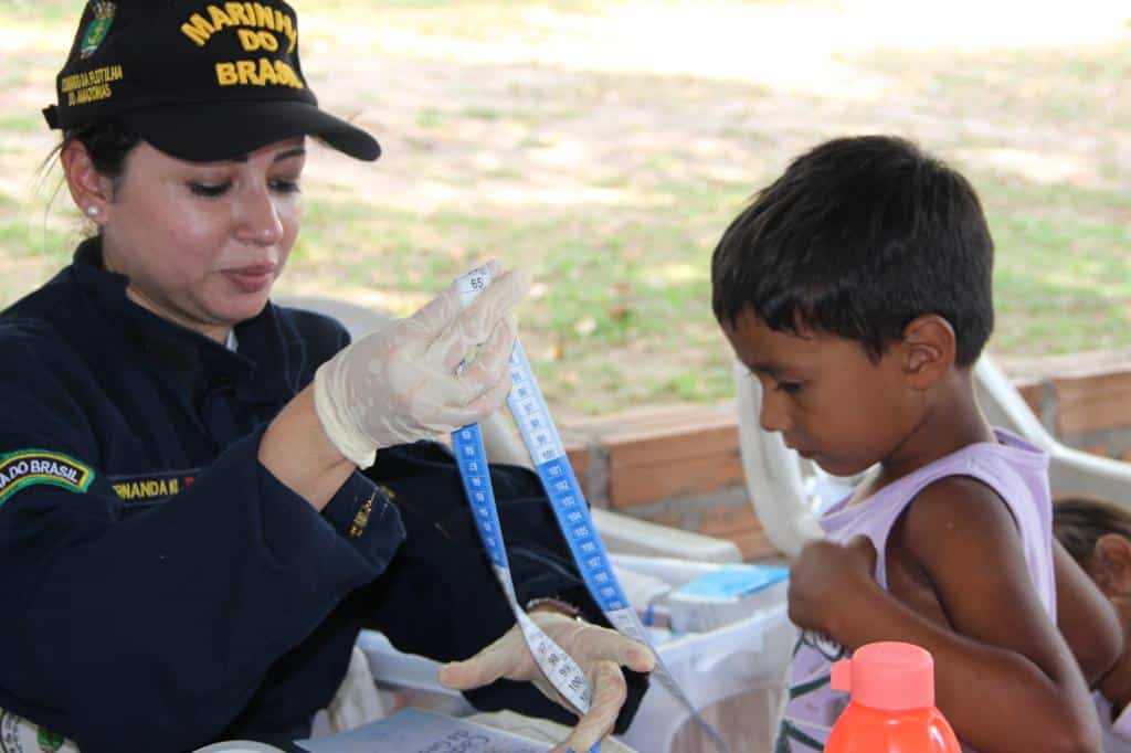 médica da marinha do brasil e criança no amazonas
