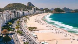 Vista aérea de Copacabana, um dos melhores bairros para se hospedar no Rio de Janeiro