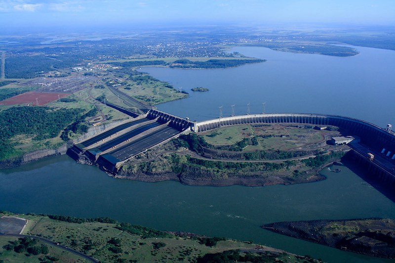 Lago de Itaipu onde antes eram as Sete Quedas