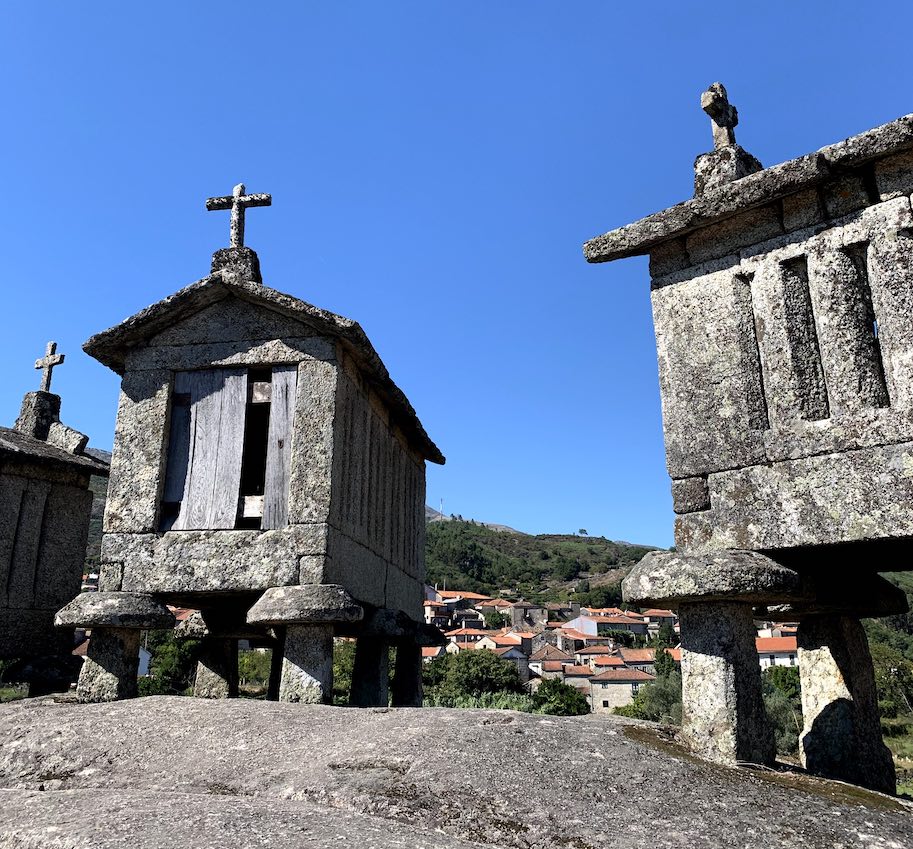 espigueiros de soajo e lindoso nos geres