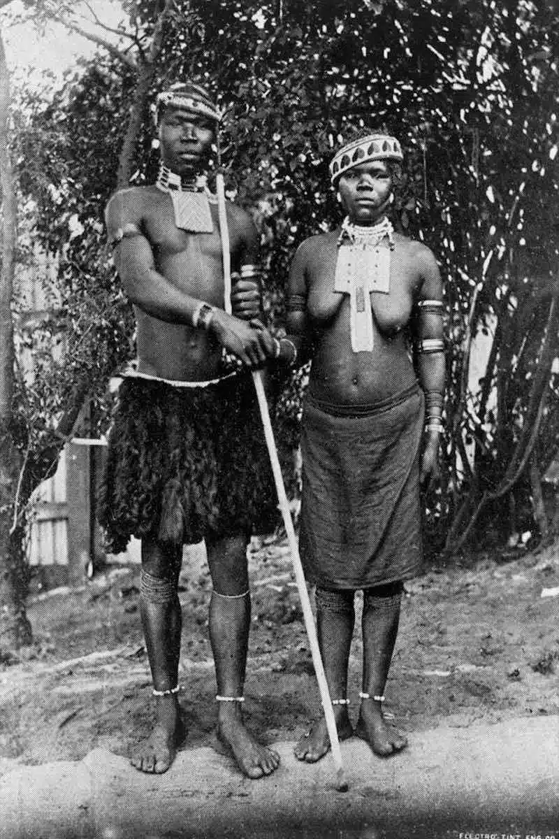 Zoológicos Humanos - Casal de noivos da etnia zulu posa lado a lado em uma jaula em Paris, 1896