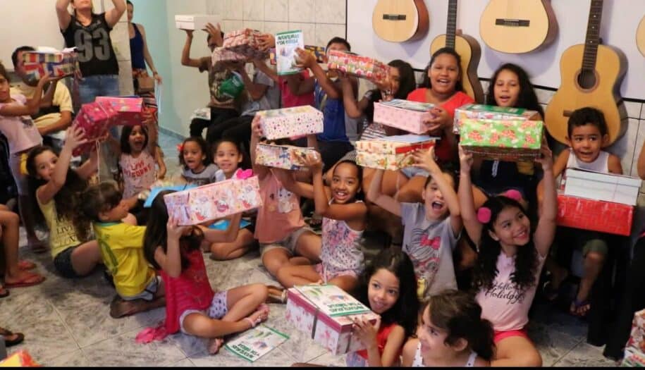 crianças recebem presentes de natal caixa de sapato
