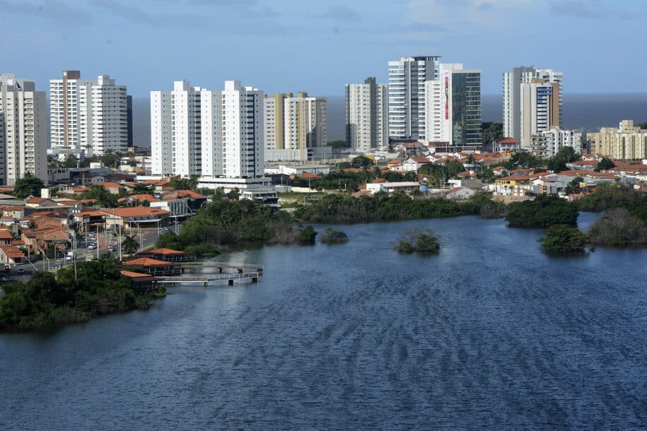 vista aérea da lagoa do jansen em são luís, maranhão