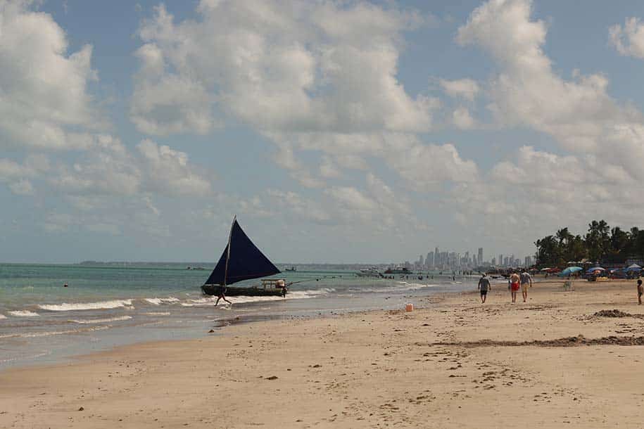 praia do poço, em cabedelo, e joão pessoa ao fundo