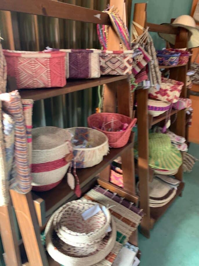 artesanato pronto para a venda bolsas chapeus em fibra de buriti