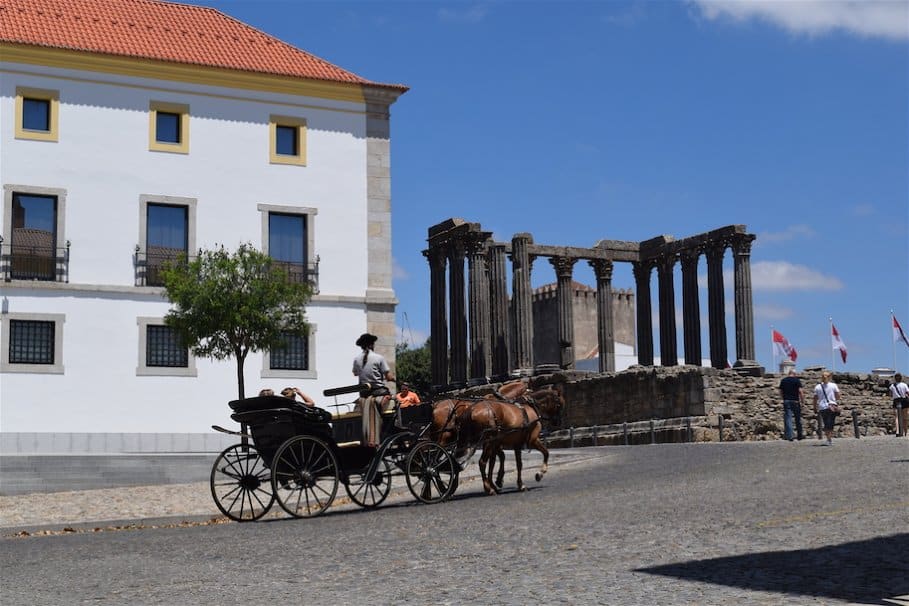 evora roteiro portugal, homem em uma carroça