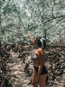 Natália Becattini em trilha no Mangue de boipeba 