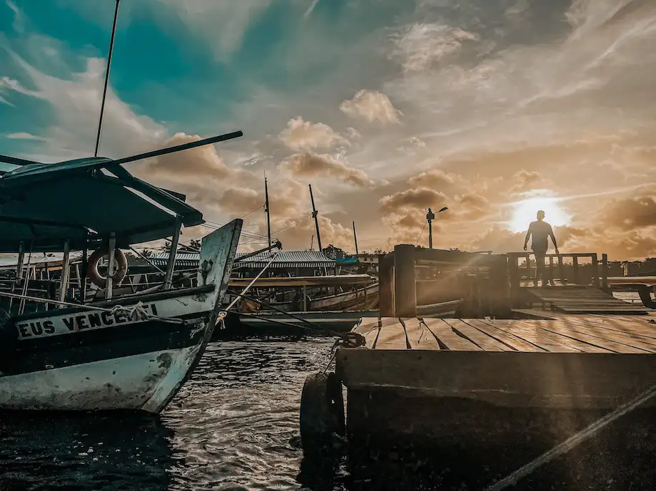 Porto rústico na Ilha de Boipeba, ao por do sol
