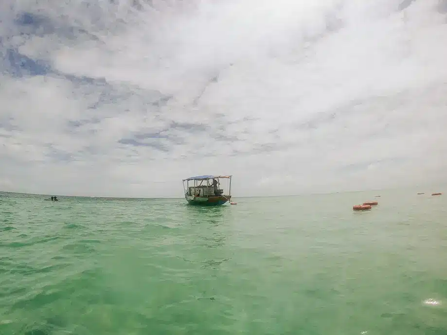 Barco em meio às piscinas naturais de Moreré, na Bahia