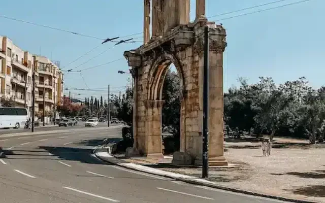 Avenida no Bairro Koukai, onde tem a porta de entrada do Templo de Zeus, uma opção onde ficar em Atenas