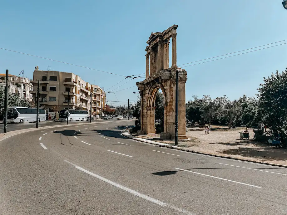 Avenida no Bairro Koukai, onde tem a porta de entrada do Templo de Zeus, uma opção onde ficar em Atenas 