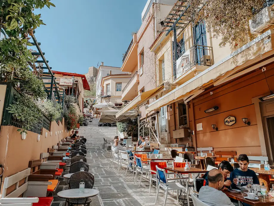 Foto de uma ruela pedonal no bairro Plaka, um dos melhores lugares onde ficar em Atenas
