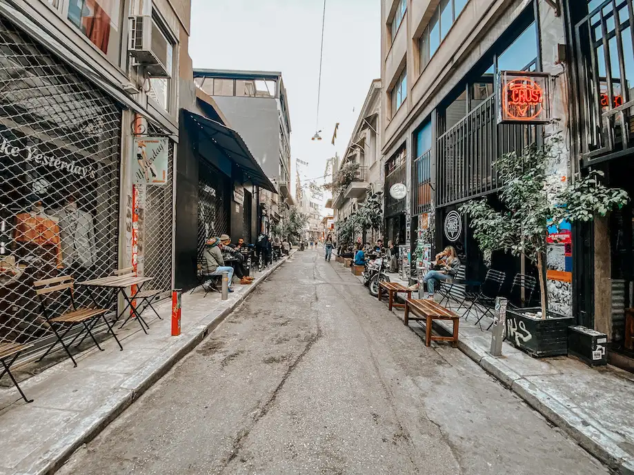 Rua cheia de bares do Psiri, região boêmia onde ficar em Atenas