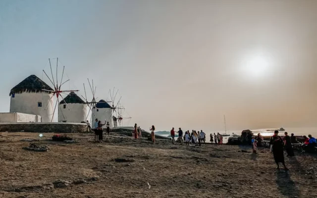 Imagem dos famosos moinhos de vento de Mykonos ao por do sol