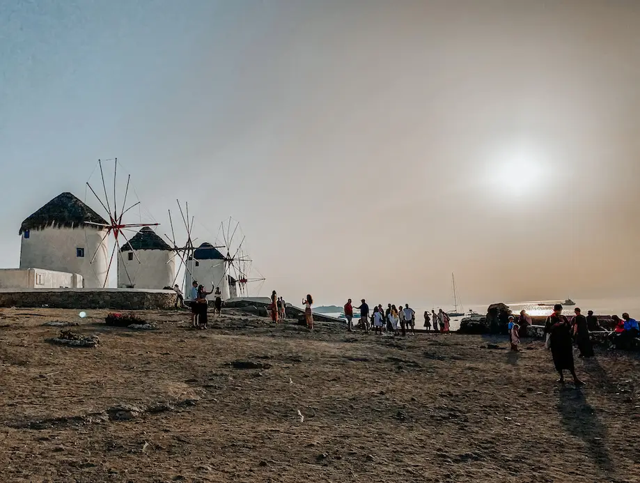 Imagem dos famosos moinhos de vento de Mykonos ao por do sol