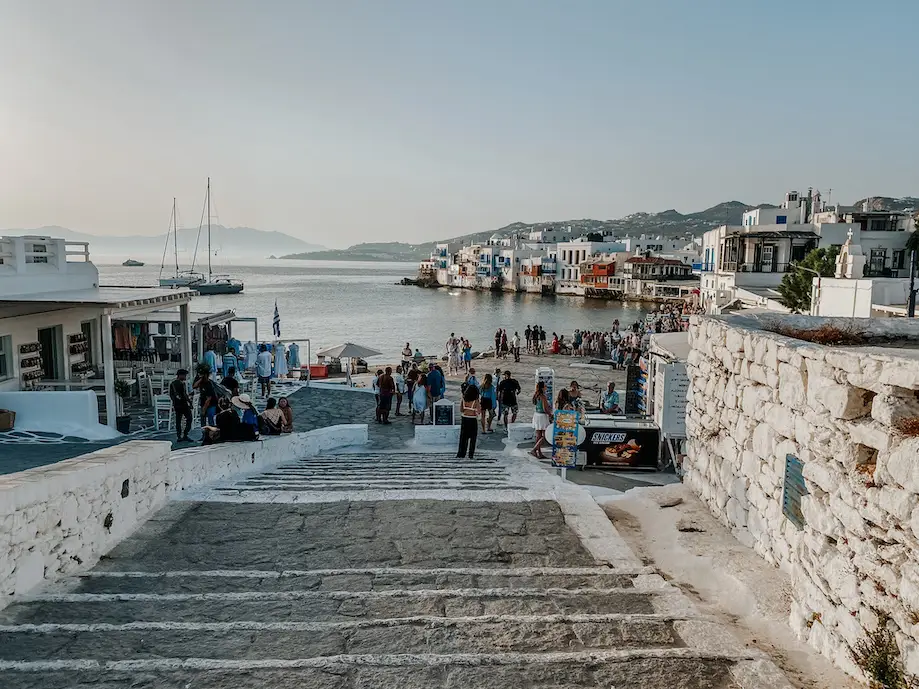 Escadaria no centro histórico de Mykonos, que leva até o mar