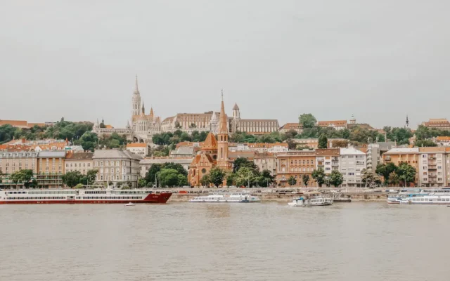 Onde ficar em Budapeste: foto do panorama da cidade, com o rio da frente e o Castelo no fundo