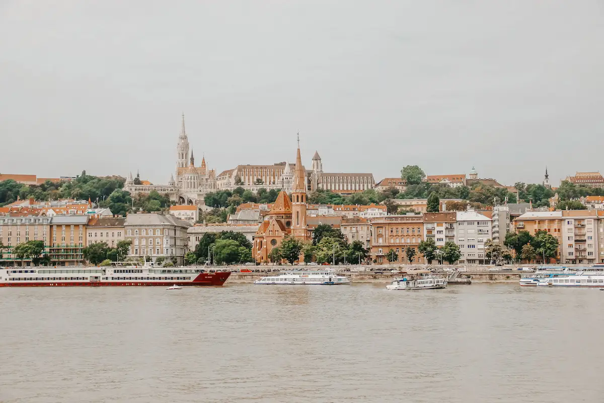 Onde ficar em Budapeste: foto do panorama da cidade, com o rio da frente e o Castelo no fundo