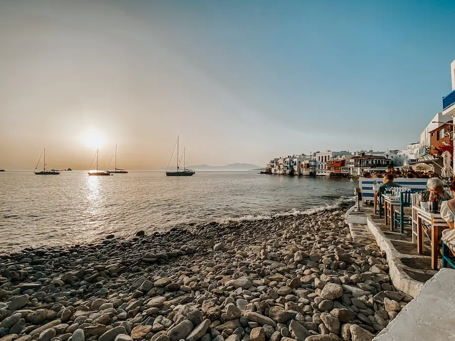 Orla de praia no centro de Mikonos, com restaurantes ao redor