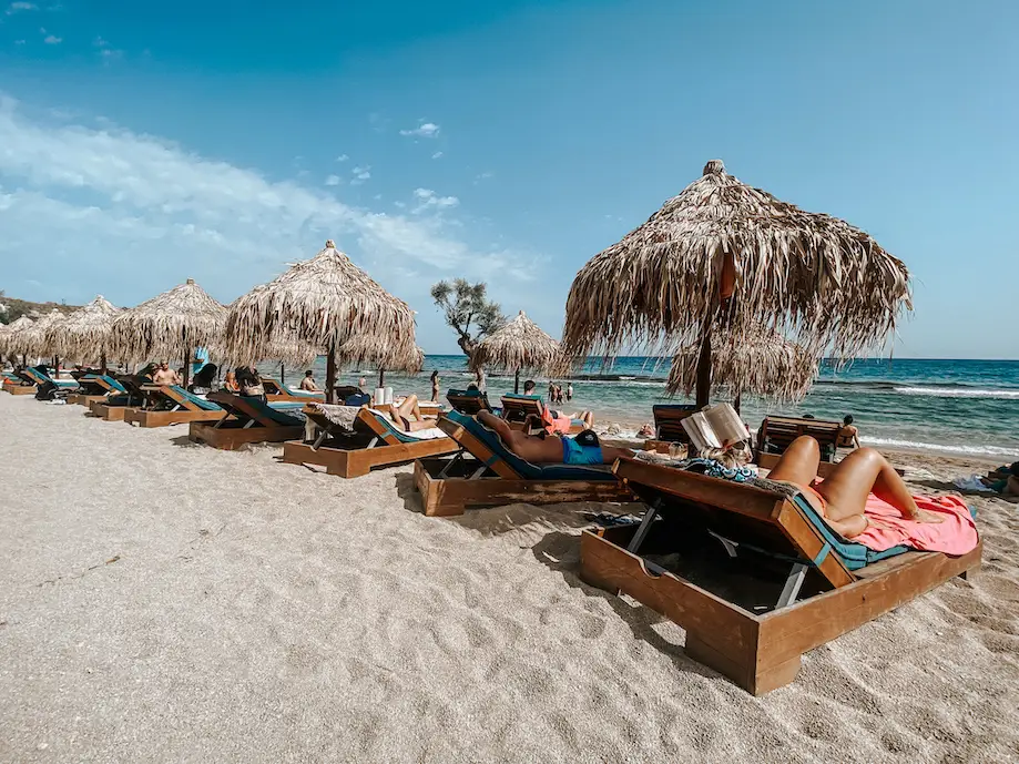 Espregiçadeiras em frente ao mar em praia de Mykonos