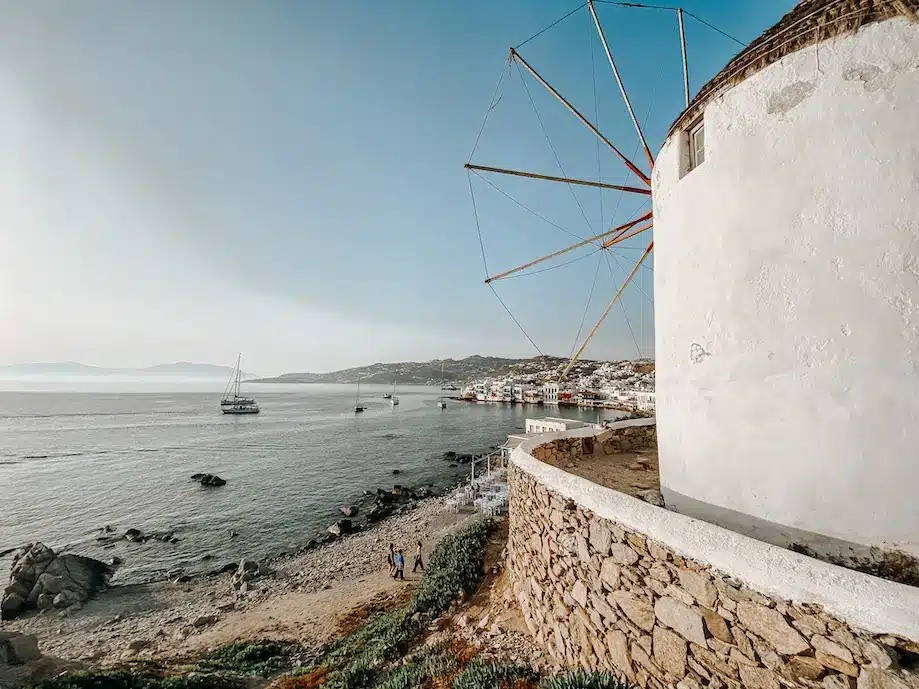 Moinho de vento em frente a praia de Mykonos, na Grécia