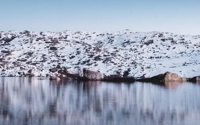 destacada neve e lagoa na serra da estrela