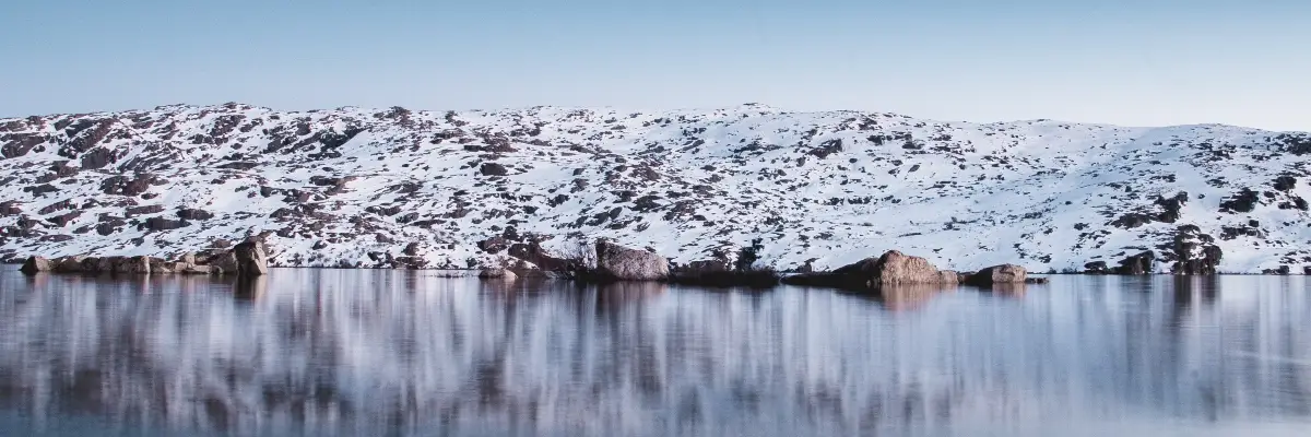 destacada neve e lagoa na serra da estrela