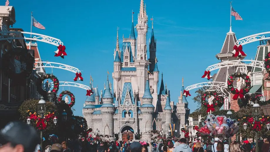 Entrada do Walt Disney World Resorts, com o castelo do Magic Kindom ao fundo