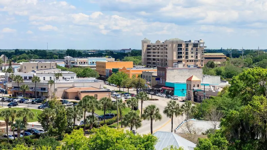 Vista aérea do centor de Kissimmee, uma boa opção para se hospedar perto de Orlando
