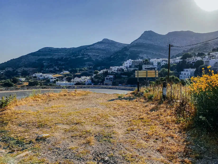 Vista de Apiranthos ao longe, a partir da estrada em Naxos
