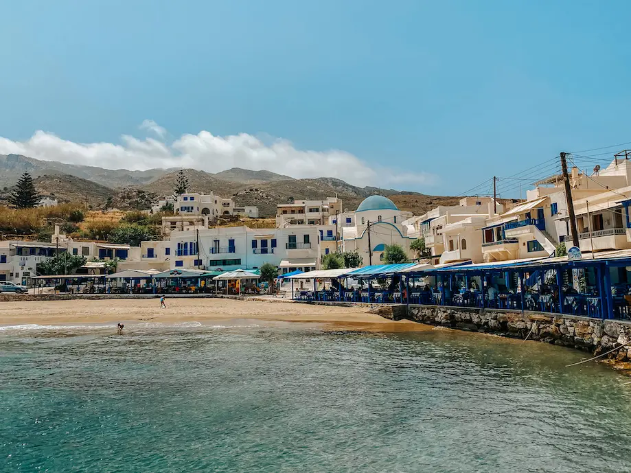 Vista da praia de Apollonas, em Naxos, com a vila no fundo