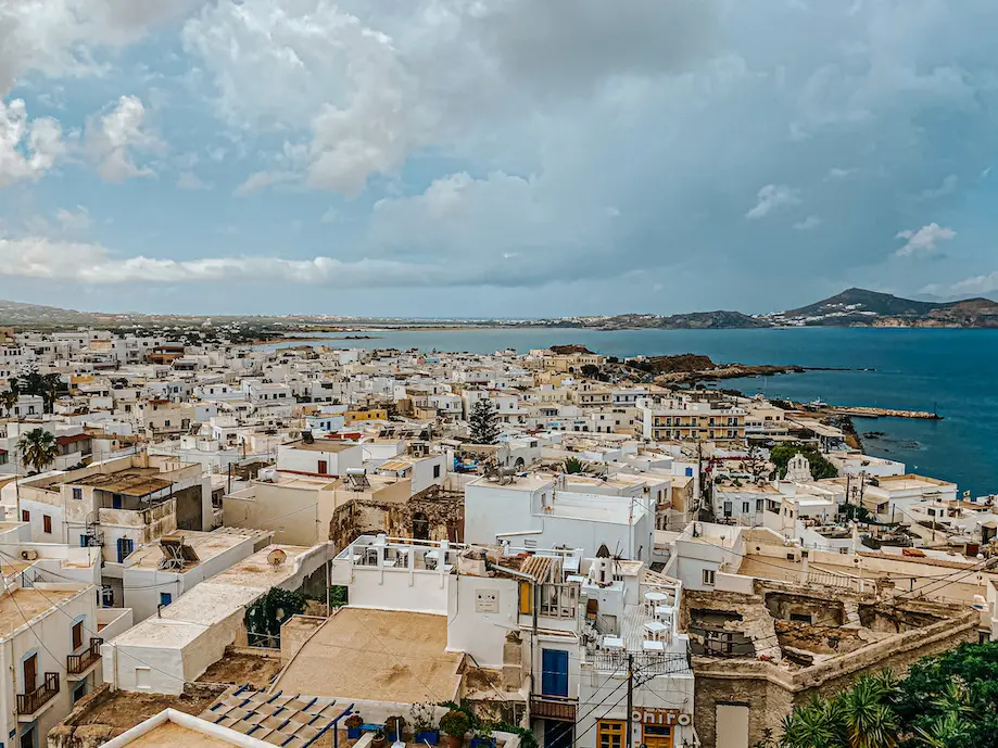 Vista do centro de Chora, Naxos, a partir do café do castelo veneziano