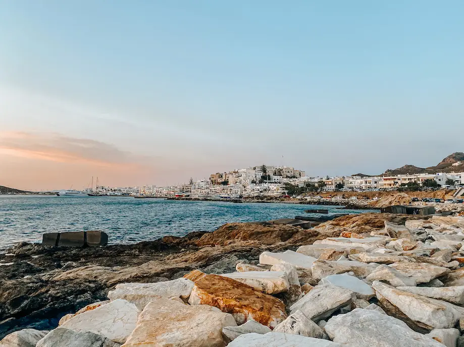 Vista de Naxos, na Grécia, ao por do sol