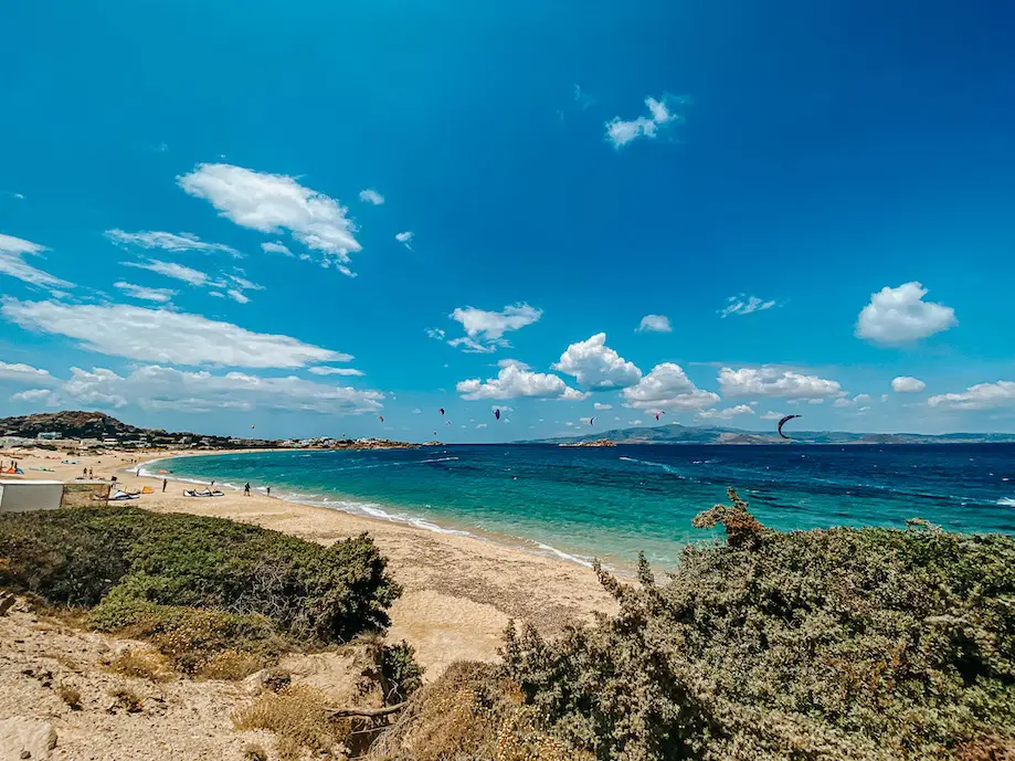 Vista de Praia em Naxos, na Grécia