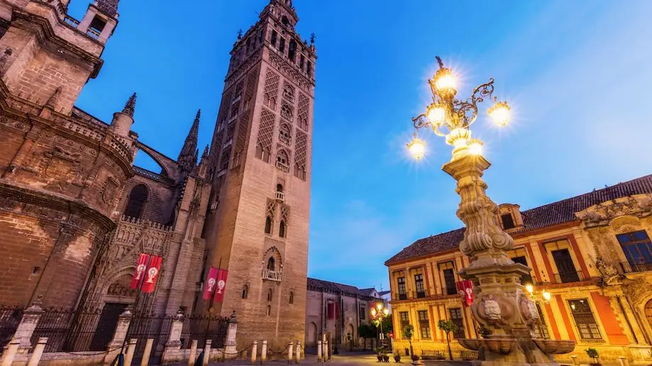Imagem do centro histórico de Sevilha, com a catedral e uma praça