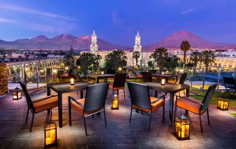 onde ficar em arequipa: foto mostra terraço de hotel, com vista para praça e vulcão