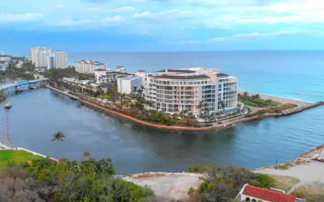 Vista aérea de praia e mar em Boca Raton, uma das melhores regiões onde ficar na cidade
