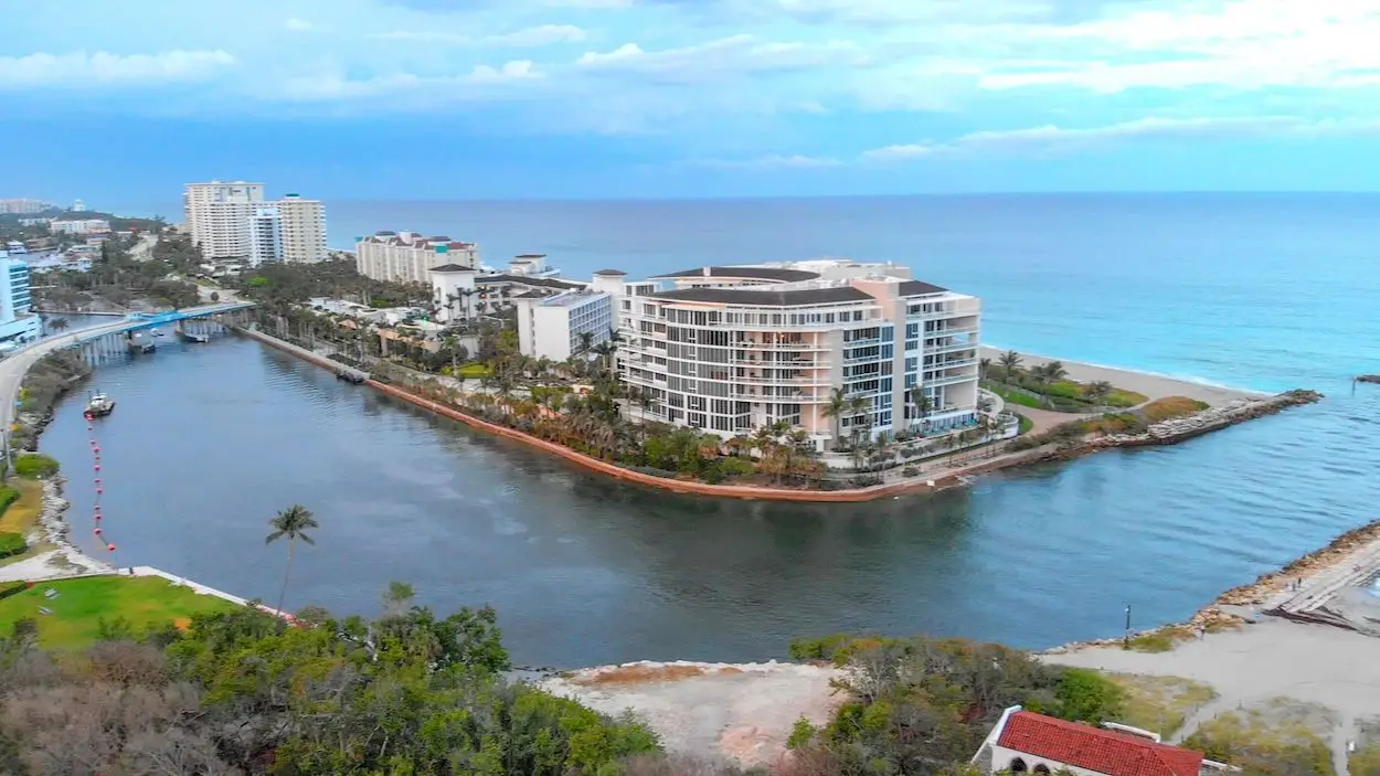 Vista aérea de praia e mar em Boca Raton, uma das melhores regiões onde ficar na cidade