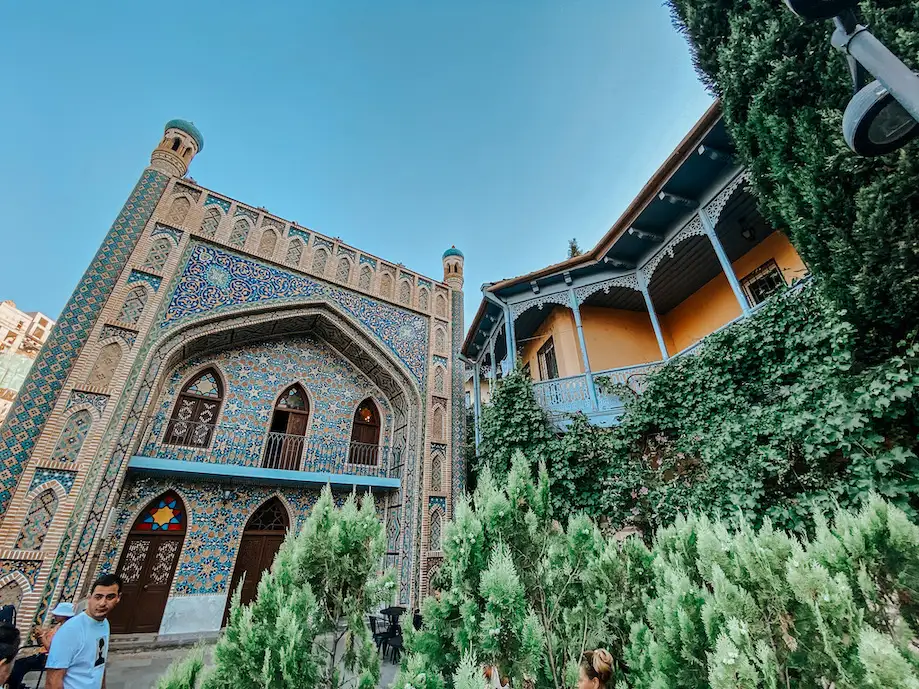 Fachada do Chreli Abano, banho de enxofre de Tbilisi que se parece com a fachada de uma mesquita. 