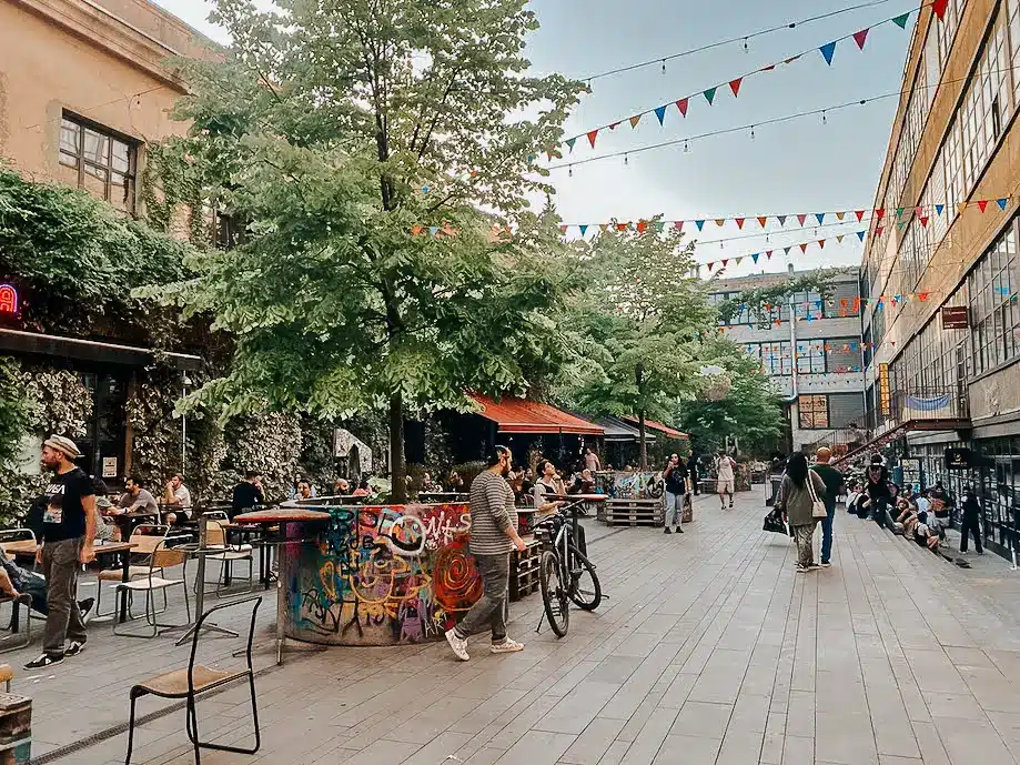 Foto do Pátio da Fabrika, um importante ponto de cultura, vida noturna e gastronomia em Tbilisi